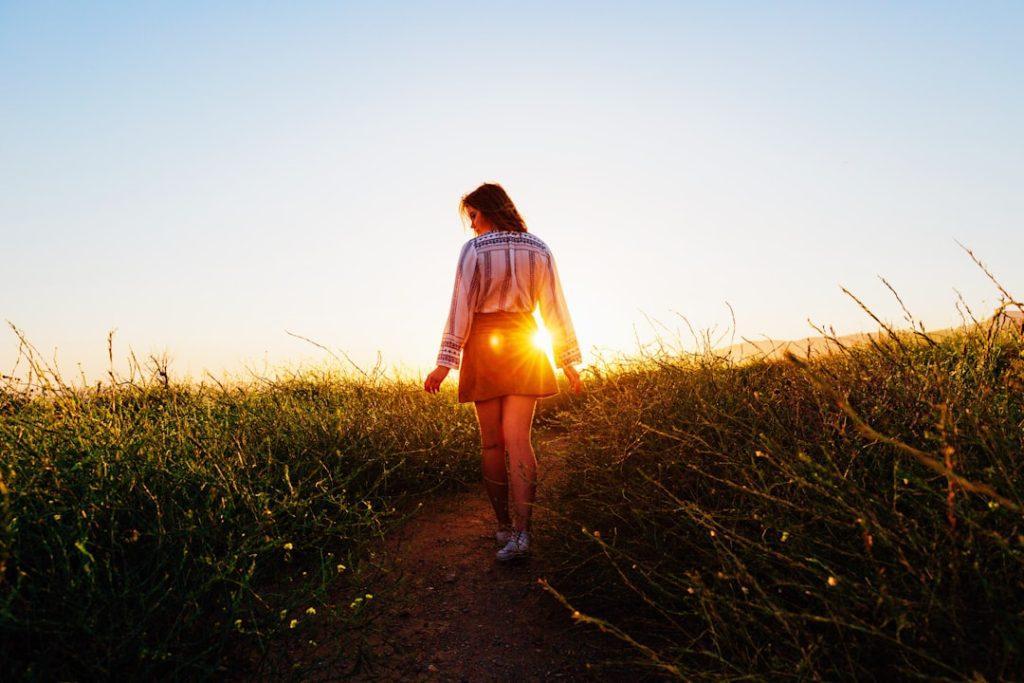 Donna che cammina su un sentiero durante una camminata quotidiana per il benessere