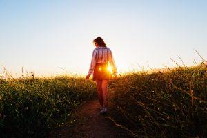 Donna che cammina su un sentiero durante una camminata quotidiana per il benessere