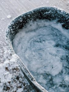Vasca con acqua e ghiaccio per la terapia del freddo, cold exposure